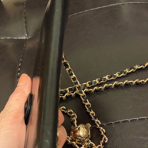 Vintage Chanel CC Logo Bifold  patent wallet (WOC)  24K GHW - Picture 8 of 17